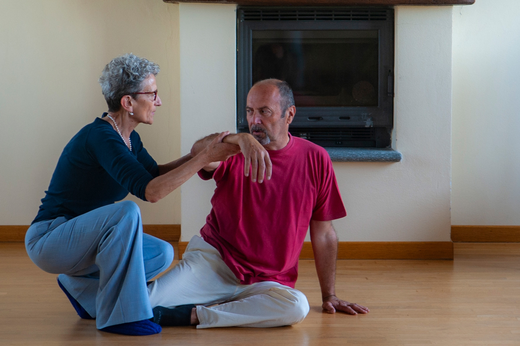 Fotografia di persone che praticano un corso di formazione Feldenkrais