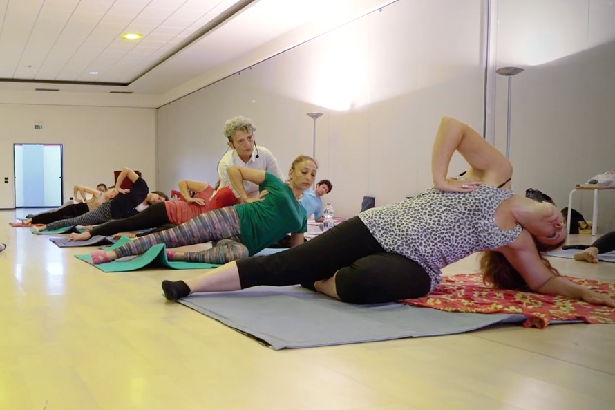 Fotografia di persone che praticano un corso di formazione Feldenkrais