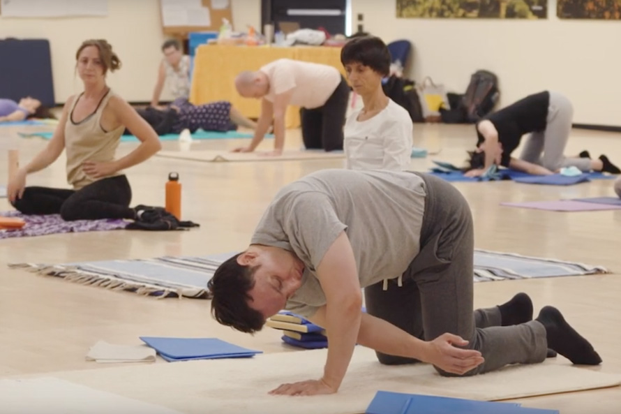 Fotografia di persone che praticano un corso di formazione Feldenkrais