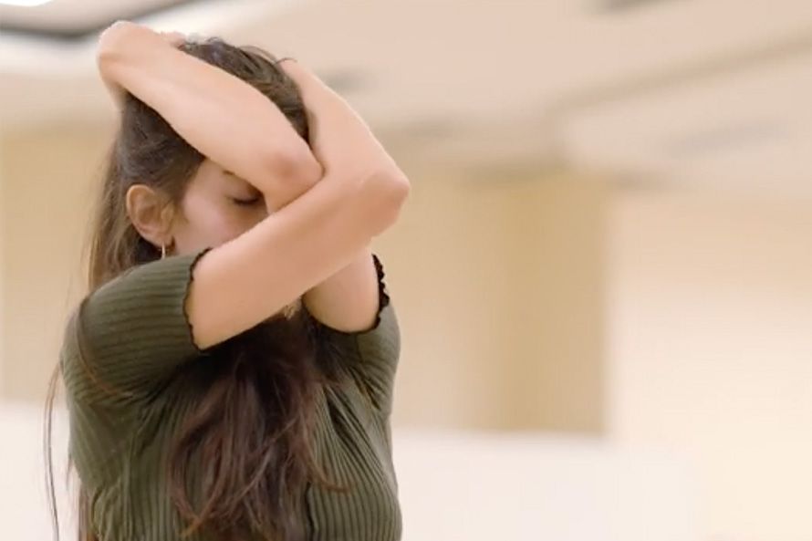 Fotografia di persone che praticano un corso di formazione Feldenkrais